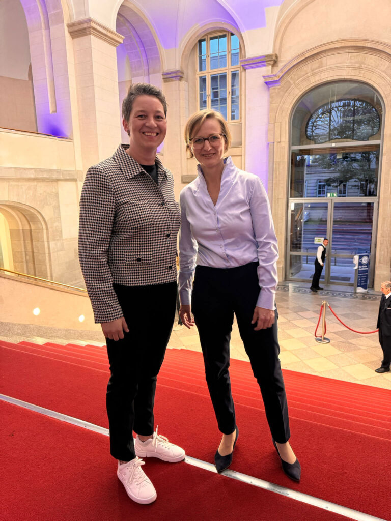 Jana Lewe mit Franziksa Brantner in Berlin